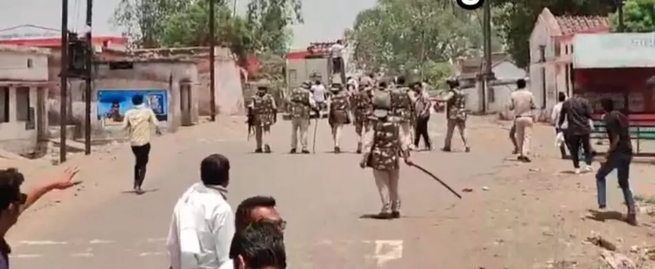 हिंदू युवती को ले गया मुस्लिम युवक, गुस्साई भीड़ ने घर व दुकानों में लगाई आग, विधायक, एसपी भी घायल हिंदू युवती को ले गया मुस्लिम युवक, गुस्साई भीड़ ने घर व दुकानों में लगाई आग, विधायक, एसपी भी घायल