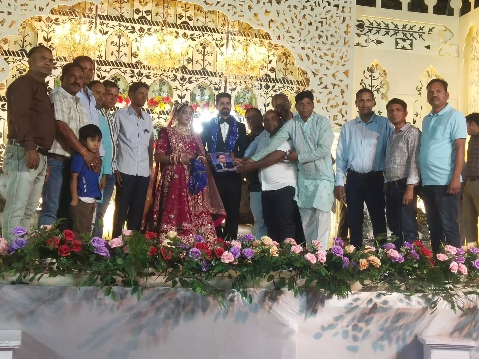 अम्बेडकर विचार मंच ने सोलंकी नवदम्पति को भेंट की बाबा साहब की तस्वीर अम्बेडकर विचार मंच ने सोलंकी नवदम्पति को भेंट की बाबा साहब की तस्वीर