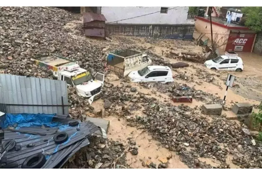 जम्मू-कश्मीर में बादल फटने से तबाही, 3 की मौत; 40 से ज्यादा घर क्षतिग्रस्त जम्मू-कश्मीर में बादल फटने से तबाही, 3 की मौत; 40 से ज्यादा घर क्षतिग्रस्त