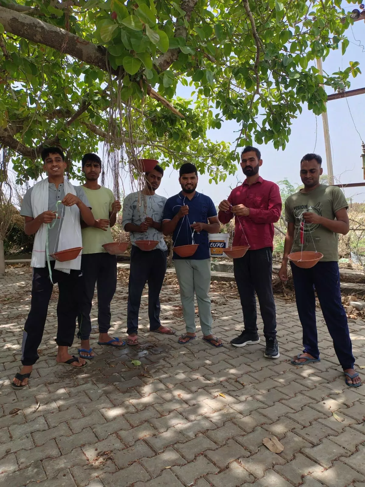 पक्षियों के लिए 101 मिट्टी के परिंडे लगाए पक्षियों के लिए 101 मिट्टी के परिंडे लगाए