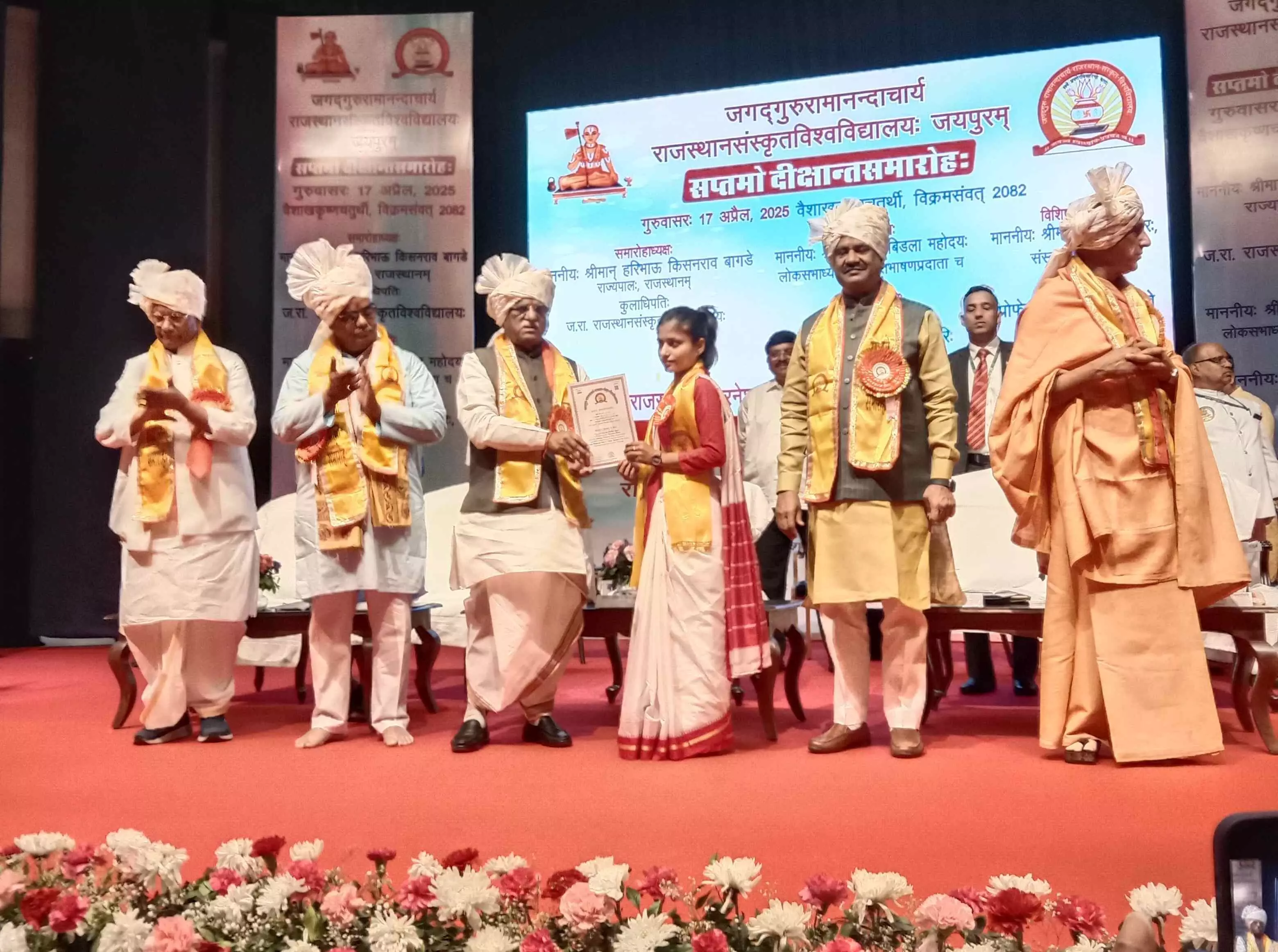 शर्मा को किया गोल्ड मेडल से सम्मानित शर्मा को किया गोल्ड मेडल से सम्मानित