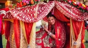 खत्म सी हो गई हे ब्याह से डोली की परम्परा खत्म सी हो गई हे ब्याह से डोली की परम्परा
