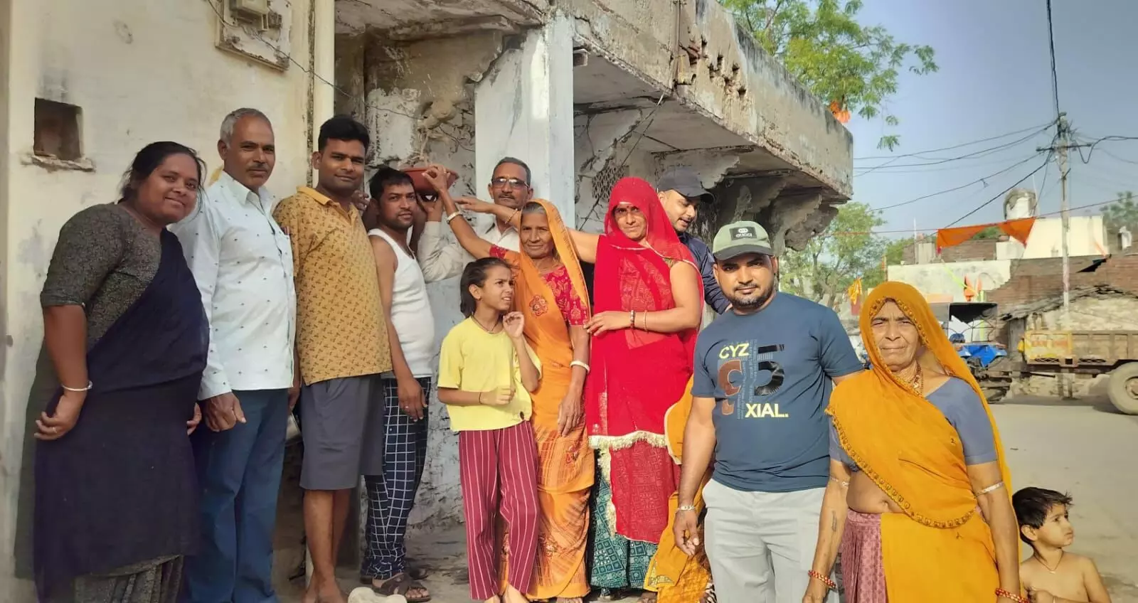 रायपुर में पक्षियों के लिए घर के बाहर बांधे परिंडे