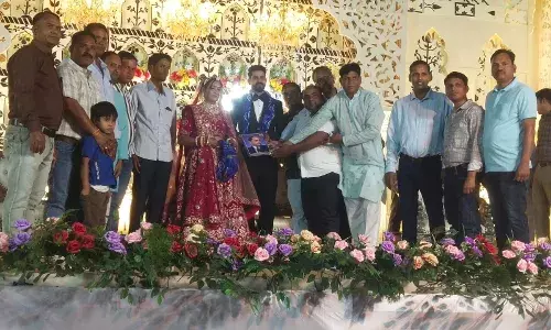 अम्बेडकर विचार मंच ने सोलंकी नवदम्पति को भेंट की बाबा साहब की तस्वीर