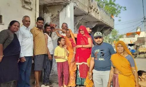 रायपुर में पक्षियों के लिए घर के बाहर बांधे परिंडे