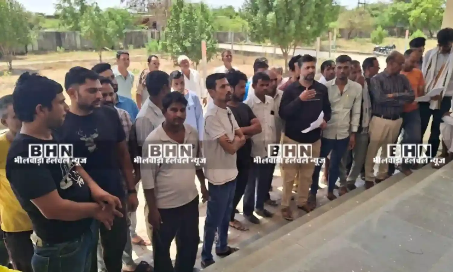 पेयजल की समस्या से परेशान ग्रामीणों का एसडीएम ऑफिस पर प्रदर्शन, सौंपा ज्ञापन पेयजल की समस्या से परेशान ग्रामीणों का एसडीएम ऑफिस पर प्रदर्शन, सौंपा ज्ञापन