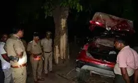 कुशीनगर में सड़क हादसे में छह मरे, दो घायल कुशीनगर में सड़क हादसे में छह मरे, दो घायल