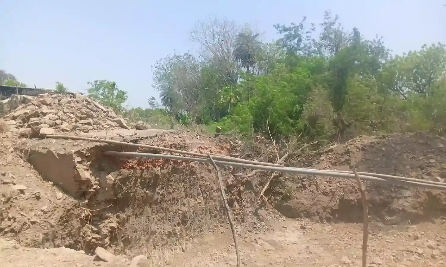 पुल निर्माण के नाम विभाग ने गड्डे खोद दिये,तीन माह से काम बंद आमजन परेशान