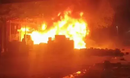 फैक्ट्री मे भीषण आग, मची अफरा तफरी, सामान जलकर हुआ खाक