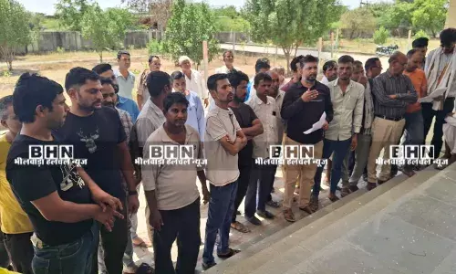 पेयजल की समस्या से परेशान ग्रामीणों का एसडीएम ऑफिस पर प्रदर्शन, सौंपा ज्ञापन पेयजल की समस्या से परेशान ग्रामीणों का एसडीएम ऑफिस पर प्रदर्शन, सौंपा ज्ञापन