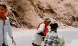 फॉलोअर्स बढ़ाने के लिए बाइक सवार को पीटा, आधे घंटे तक बेहोश पड़ा रहा युवक फॉलोअर्स बढ़ाने के लिए बाइक सवार को पीटा, आधे घंटे तक बेहोश पड़ा रहा युवक