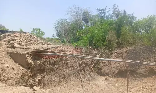 पुल निर्माण के नाम विभाग ने गड्डे खोद दिये,तीन माह से काम बंद आमजन परेशान पुल निर्माण के नाम विभाग ने गड्डे खोद दिये,तीन माह से काम बंद आमजन परेशान