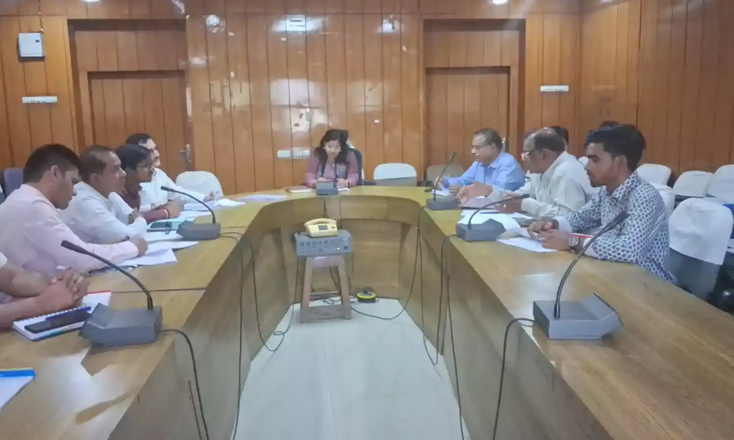 साप्ताहिक समीक्षा बैठक में निर्बाध बिजली आपूर्ति एवं पेयजल पर विस्तृत चर्चा