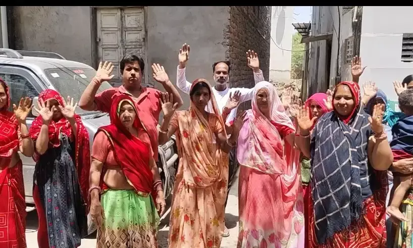 घर की नींव में जा रहा गंदा पानी,महिलाओं ने दी अनशन की चेतावनी घर की नींव में जा रहा गंदा पानी,महिलाओं ने दी अनशन की चेतावनी