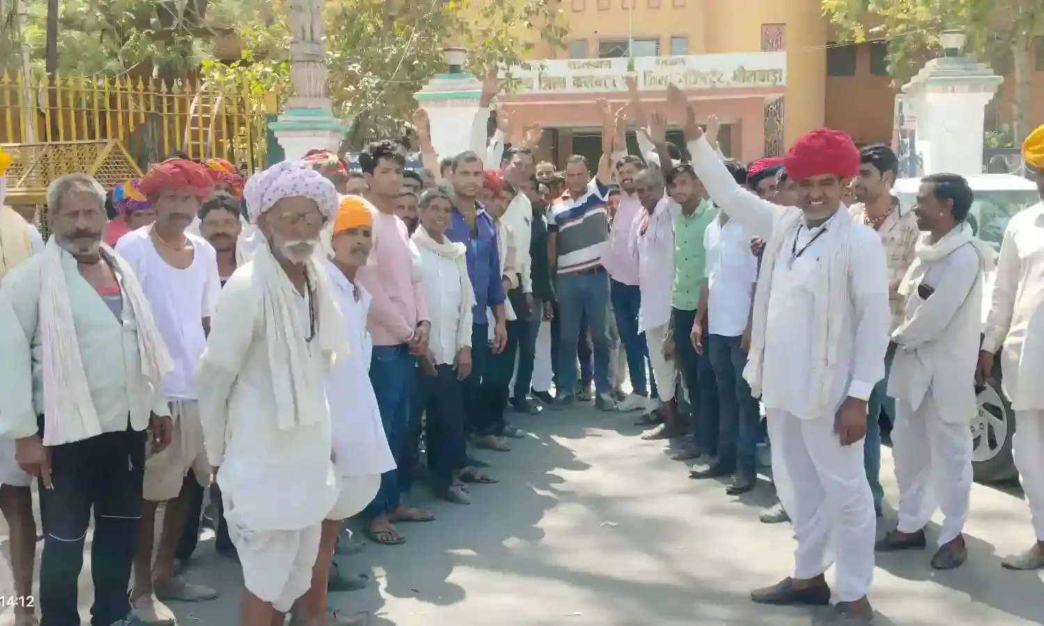 खामोर ग्राम पंचायत को यथावत् रखने के प्रस्ताव पर प्रदर्शन कर ग्रामीणों ने आपत्ति जताई। खामोर ग्राम पंचायत को यथावत् रखने के प्रस्ताव पर प्रदर्शन कर ग्रामीणों ने आपत्ति जताई।