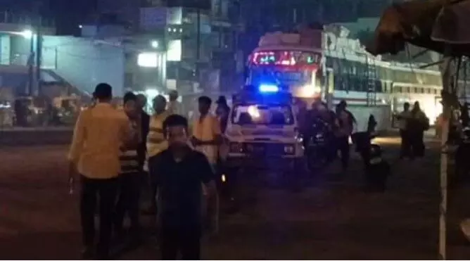 बिहार में यात्रियों से भरी बस पर अंधाधुंध फायरिंग, ड्राइवर की हत्या; मची चीख-पुकार बिहार में यात्रियों से भरी बस पर अंधाधुंध फायरिंग, ड्राइवर की हत्या; मची चीख-पुकार