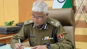 तीन करोड़ की चोरी का खुलासा करने वाली पुलिस टीम को डीजीपी ने दिया पांच-पांच हजार रुपये का नकद ईनाम तीन करोड़ की चोरी का खुलासा करने वाली पुलिस टीम को डीजीपी ने दिया पांच-पांच हजार रुपये का नकद ईनाम