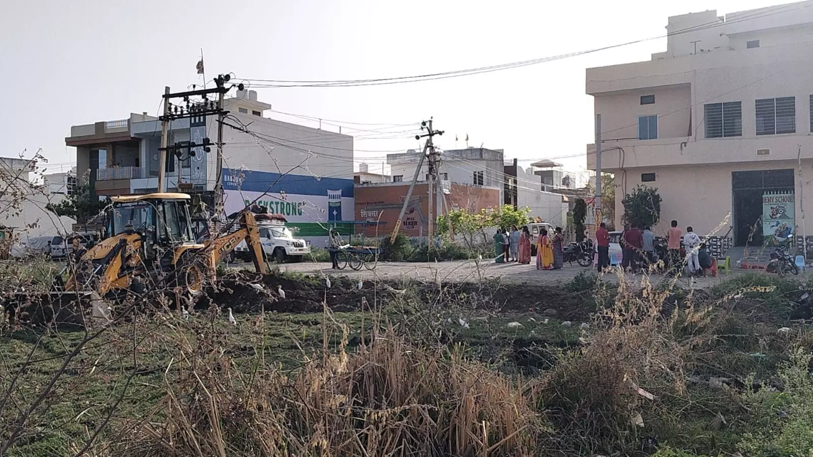 कॉलोनी का पानी छोडा,रा‍त्र‍ि में घर वालों को धमकाया, कलेक्‍टर को की श‍िकायत