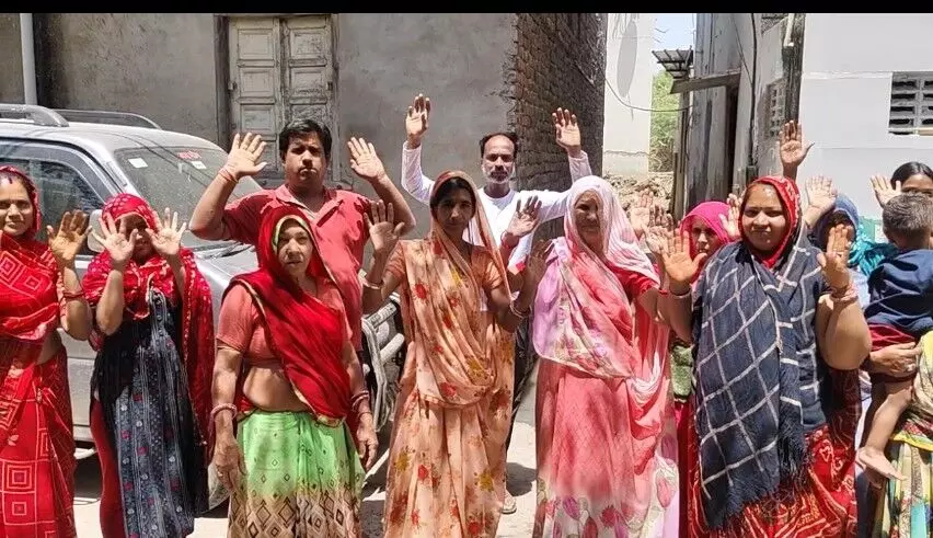 घर की नींव में जा रहा गंदा पानी,महिलाओं ने दी अनशन की चेतावनी घर की नींव में जा रहा गंदा पानी,महिलाओं ने दी अनशन की चेतावनी