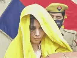 कुल्हाड़ी, चॉपर और मूसल से  पति की हत्या कर, लाश के टुकड़े सुटकेश  में भर फेक दिया खेत में