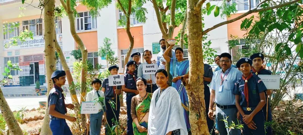 बनेड़ा मॉडल स्कूल में पृथ्वी दिवस पर   बेजुबान परिंदों के दाना-पानी के लिए लगाए परिंडे