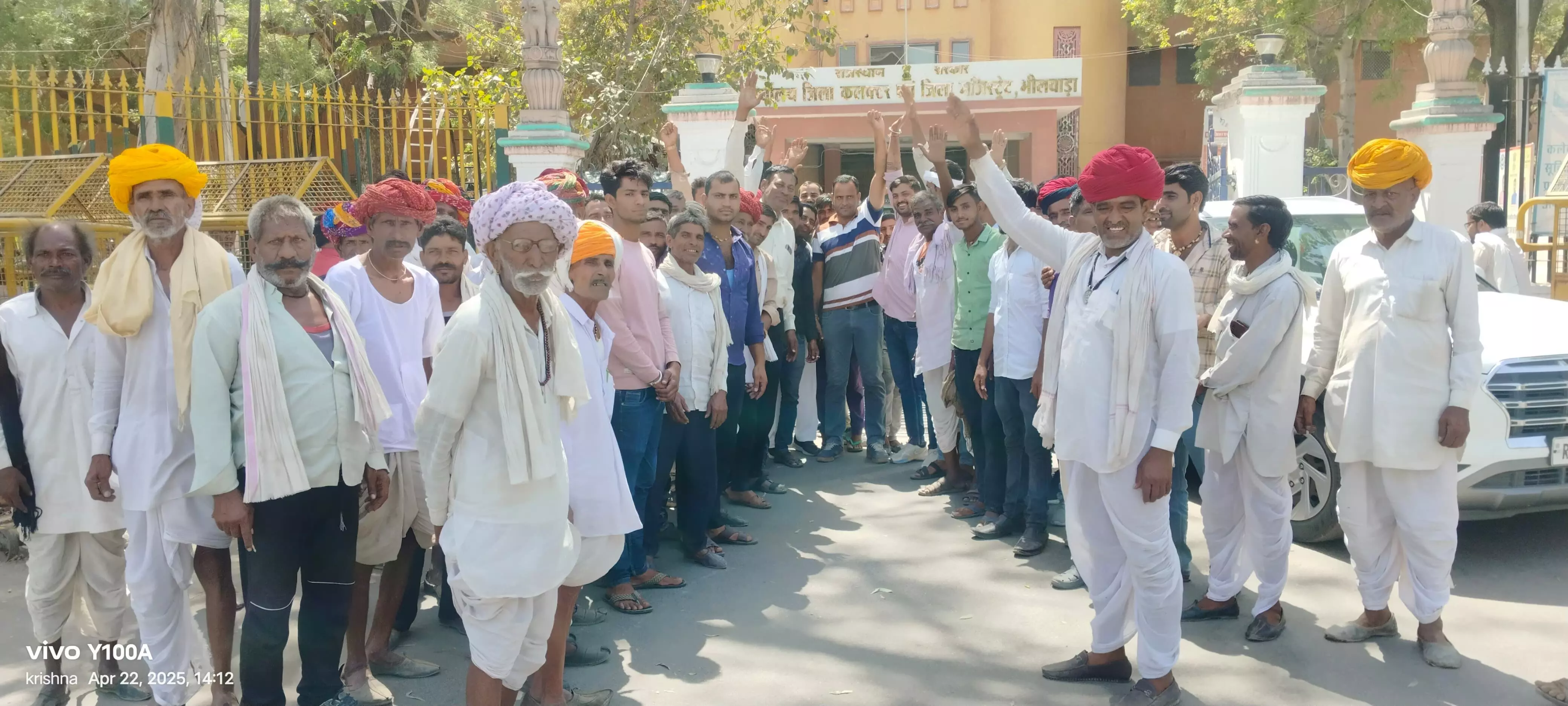 खामोर ग्राम पंचायत को यथावत् रखने के प्रस्ताव पर प्रदर्शन कर ग्रामीणों ने आपत्ति जताई। खामोर ग्राम पंचायत को यथावत् रखने के प्रस्ताव पर प्रदर्शन कर ग्रामीणों ने आपत्ति जताई।
