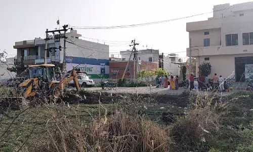कॉलोनी का पानी छोडा,रा‍त्र‍ि में घर वालों को धमकाया, कलेक्‍टर को की श‍िकायत