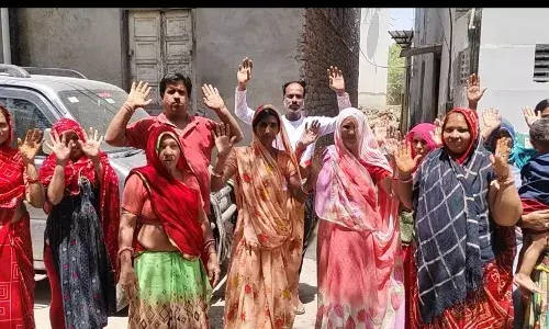घर की नींव में जा रहा गंदा पानी,महिलाओं ने दी अनशन की चेतावनी