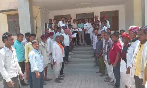 बीमा कंपनियों के खिलाफ किसानों ने किया तहसील कार्यालय पर प्रदर्शन बीमा कंपनियों के खिलाफ किसानों ने किया तहसील कार्यालय पर प्रदर्शन