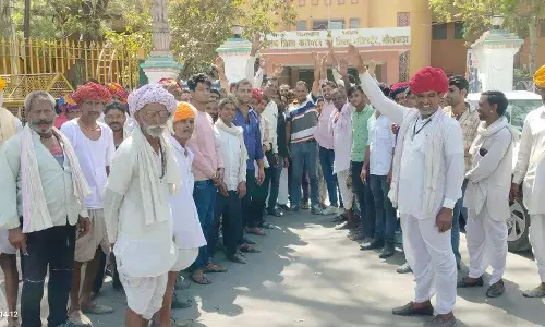 खामोर ग्राम पंचायत को यथावत् रखने के प्रस्ताव पर प्रदर्शन कर ग्रामीणों ने आपत्ति जताई।