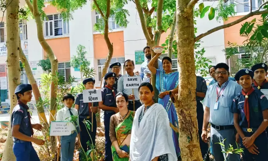 पृथ्वी दिवस पर बेजुबान परिंदों के दाना -पानी के लिए लगाए परिंडे पृथ्वी दिवस पर बेजुबान परिंदों के दाना -पानी के लिए लगाए परिंडे