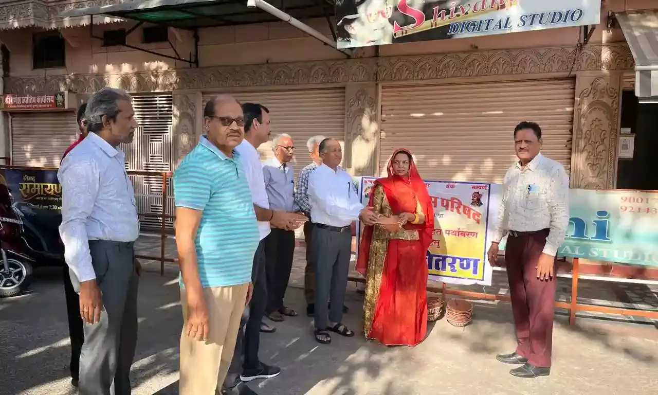 पक्षी परिंडा वितरण किये पक्षी परिंडा वितरण किये