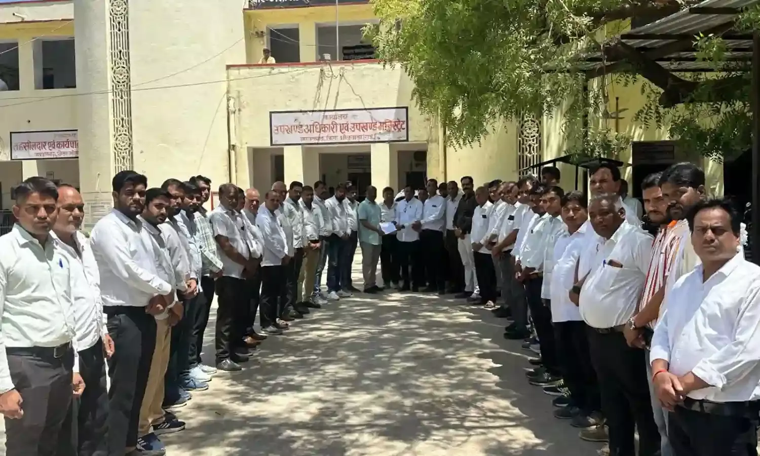 जम्मू कश्मीर के पहलगाम में आंतकवादी द्वारा निर्दोष की गोली मारकर हत्या को लेकर राष्ट्रपति को नाम सौंपा ज्ञापन जम्मू कश्मीर के पहलगाम में आंतकवादी द्वारा निर्दोष की गोली मारकर हत्या को लेकर राष्ट्रपति को नाम सौंपा ज्ञापन