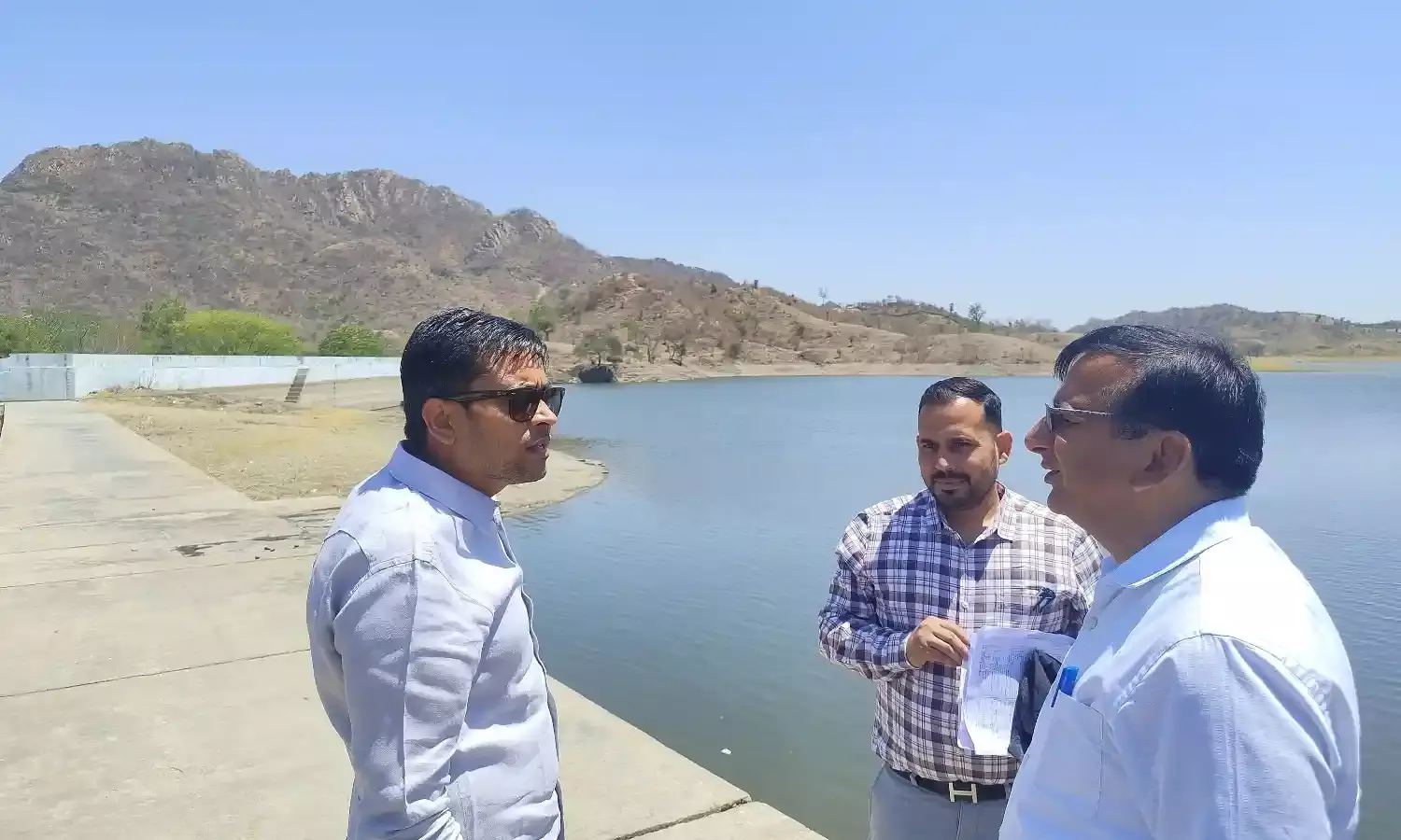 हीट वेव प्रबंधन और पेयजल को लेकर तपती दुपहरी में कलक्टर मेहता ने किया गोगुन्दा क्षेत्र का दौरा, किया जलाशयों निरीक्षण हीट वेव प्रबंधन और पेयजल को लेकर तपती दुपहरी में कलक्टर मेहता ने किया गोगुन्दा क्षेत्र का दौरा, किया जलाशयों निरीक्षण