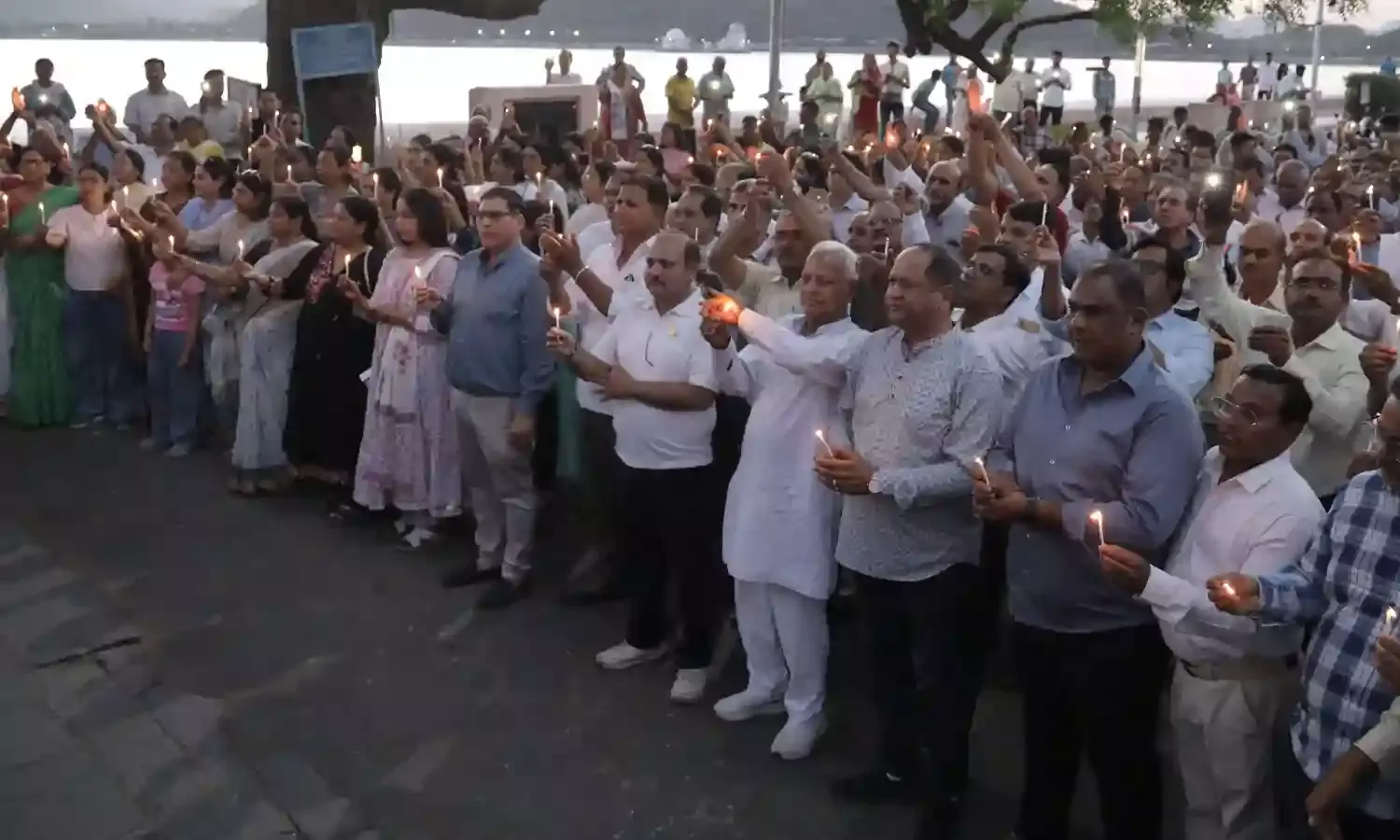 पहलगाम में आतंकी हमले में मारे गए बेगुनाहों को सकल जैन समाज उदयपुर द्वारा दी भावांजलि पहलगाम में आतंकी हमले में मारे गए बेगुनाहों को सकल जैन समाज उदयपुर द्वारा दी भावांजलि