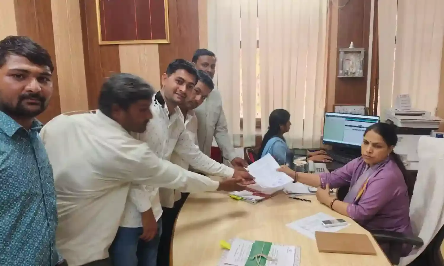 धाकड़ो की झोपड़ियां को बड़लियास में यथावत रखने को लेकर सौपा ज्ञापन धाकड़ो की झोपड़ियां को बड़लियास में यथावत रखने को लेकर सौपा ज्ञापन