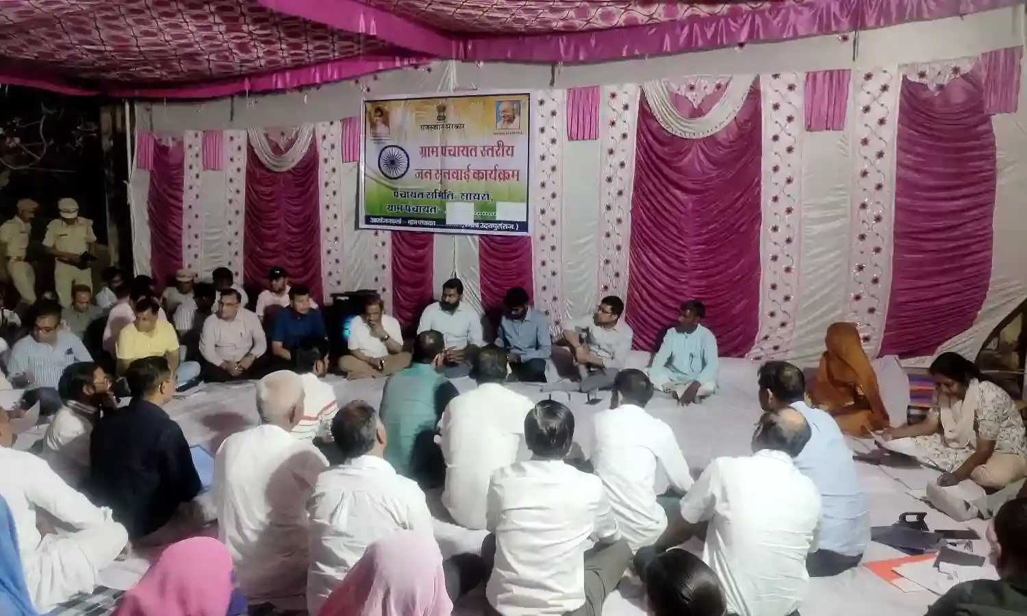 सुदूरवर्ती गांव सिंघाड़ा में जमी जिला कलक्टर की रात्रि चौपाल सुदूरवर्ती गांव सिंघाड़ा में जमी जिला कलक्टर की रात्रि चौपाल