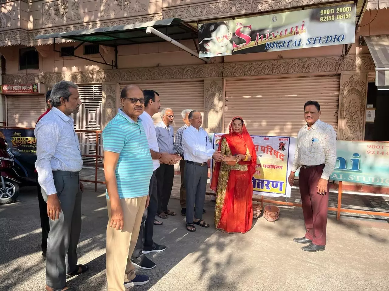 पक्षी परिंडा वितरण किये पक्षी परिंडा वितरण किये