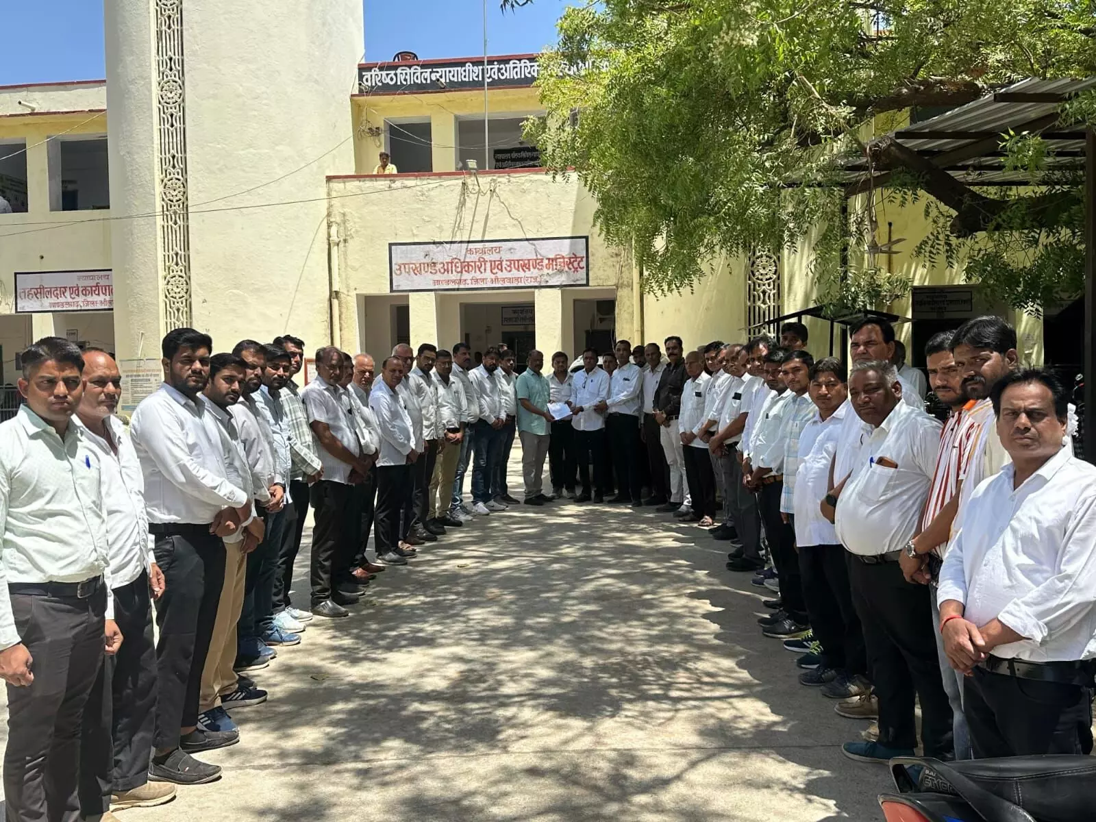 जम्मू कश्मीर के पहलगाम में आंतकवादी द्वारा निर्दोष की गोली मारकर हत्या को लेकर राष्ट्रपति को नाम सौंपा ज्ञापन जम्मू कश्मीर के पहलगाम में आंतकवादी द्वारा निर्दोष की गोली मारकर हत्या को लेकर राष्ट्रपति को नाम सौंपा ज्ञापन