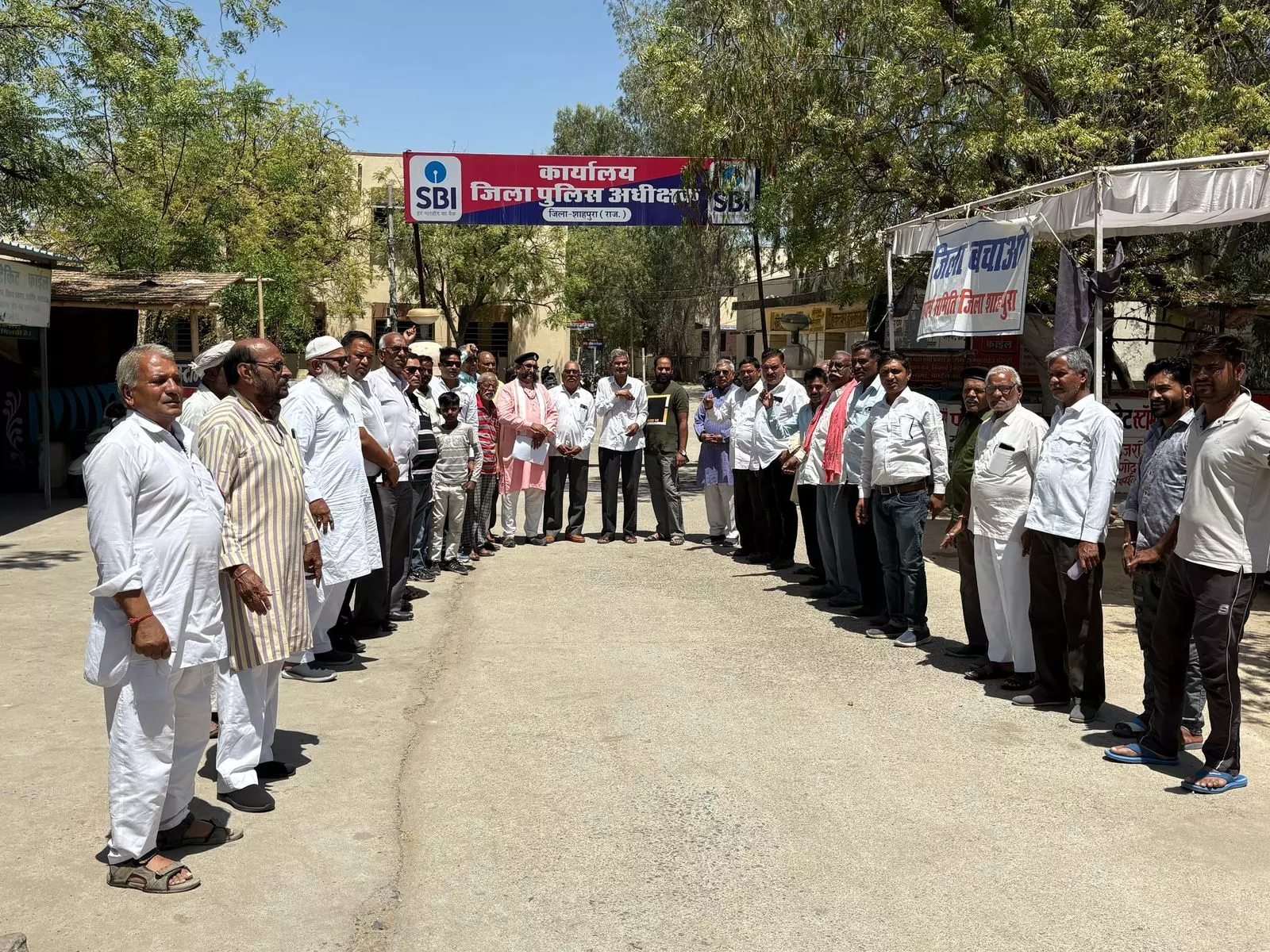 जिला समाप्त करने के विरोध में क्रमिक अनशन धरने पर बैठे गौ सेवक दल के सदस्य जिला समाप्त करने के विरोध में क्रमिक अनशन धरने पर बैठे गौ सेवक दल के सदस्य