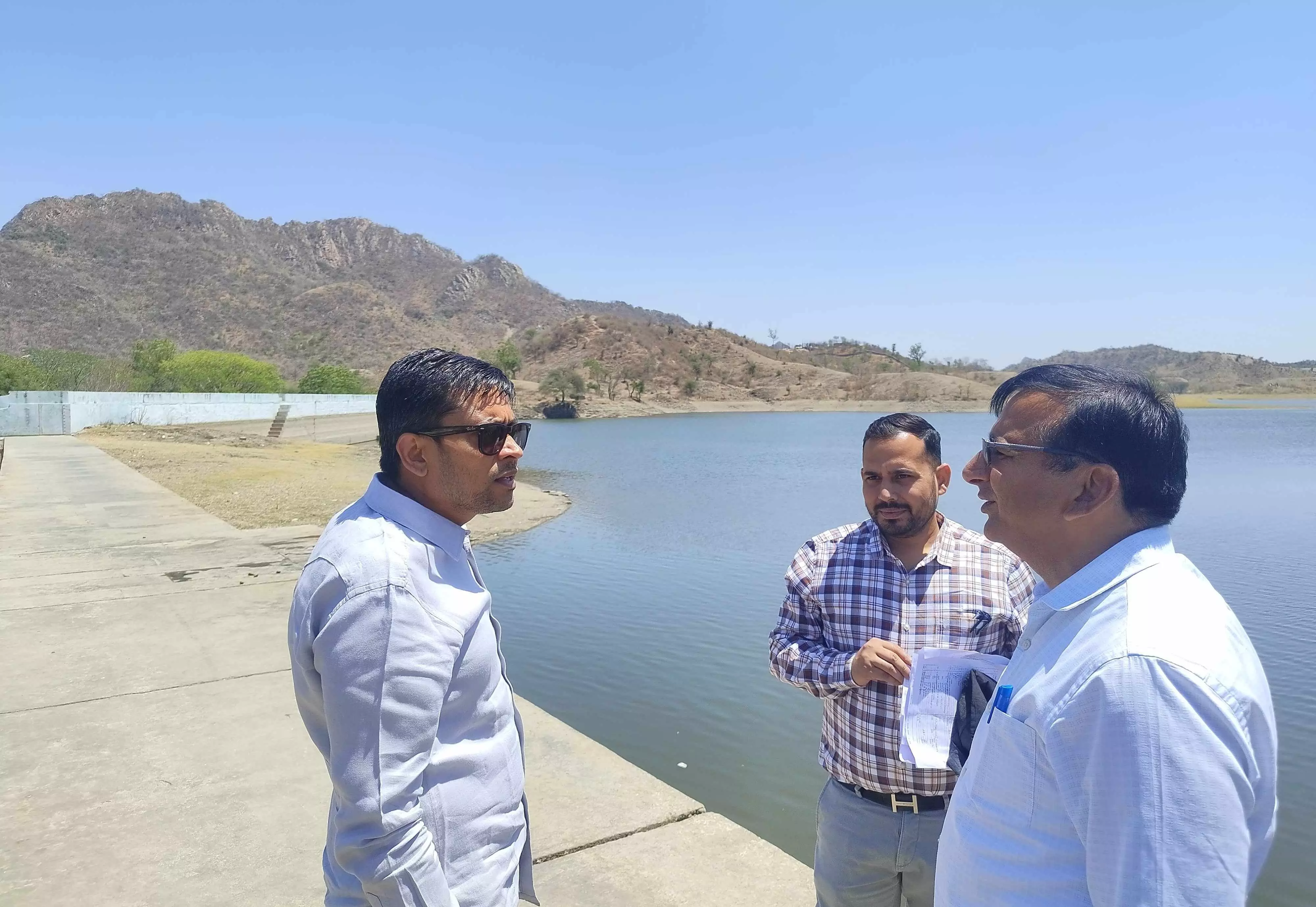 हीट वेव प्रबंधन और पेयजल को लेकर तपती दुपहरी में कलक्टर मेहता ने किया गोगुन्दा क्षेत्र का दौरा, किया जलाशयों निरीक्षण हीट वेव प्रबंधन और पेयजल को लेकर तपती दुपहरी में कलक्टर मेहता ने किया गोगुन्दा क्षेत्र का दौरा, किया जलाशयों निरीक्षण