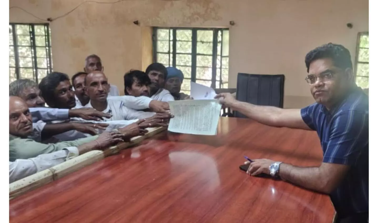 नाहरगढ़ के ग्रामीणों ने बेरा ग्राम पंचायत में शामिल करने पर ज्ञापन देकर किया विरोध नाहरगढ़ के ग्रामीणों ने बेरा ग्राम पंचायत में शामिल करने पर ज्ञापन देकर किया विरोध