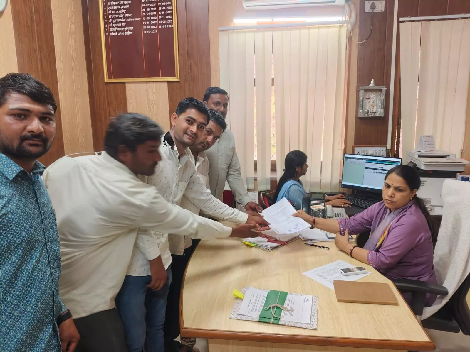 धाकड़ो की झोपड़ियां को बड़लियास में यथावत रखने को लेकर सौपा ज्ञापन धाकड़ो की झोपड़ियां को बड़लियास में यथावत रखने को लेकर सौपा ज्ञापन