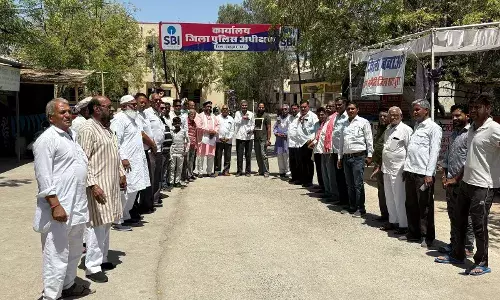 जिला समाप्त करने के विरोध में क्रमिक अनशन धरने पर बैठे गौ सेवक दल के सदस्य