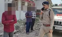 विवाहिता का शव मिला, जेठ छिपा था कमरे में