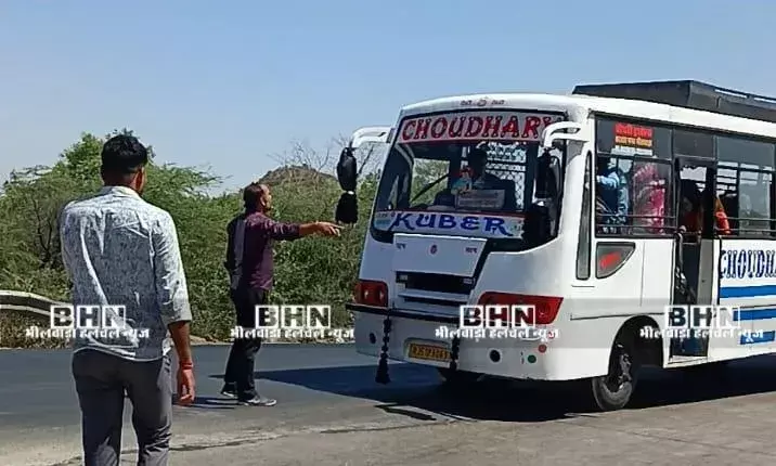तपती दोपहरी में मासूम छात्रा, वृद्ध जनों को उतारा गांव से बाहर, बस निकली बाईपास से तपती दोपहरी में मासूम छात्रा, वृद्ध जनों को उतारा गांव से बाहर, बस निकली बाईपास से