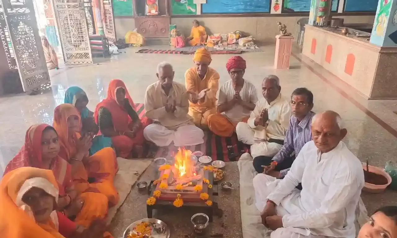 आकोला में प्रज्ञा पुराण व कथा नो कुण्डीय गायत्री महायज्ञ एवं संस्कार महोत्सव में जोड़ों ने पवित्र आहुतियां लगाई आकोला में प्रज्ञा पुराण व कथा नो कुण्डीय गायत्री महायज्ञ एवं संस्कार महोत्सव में जोड़ों ने पवित्र आहुतियां लगाई