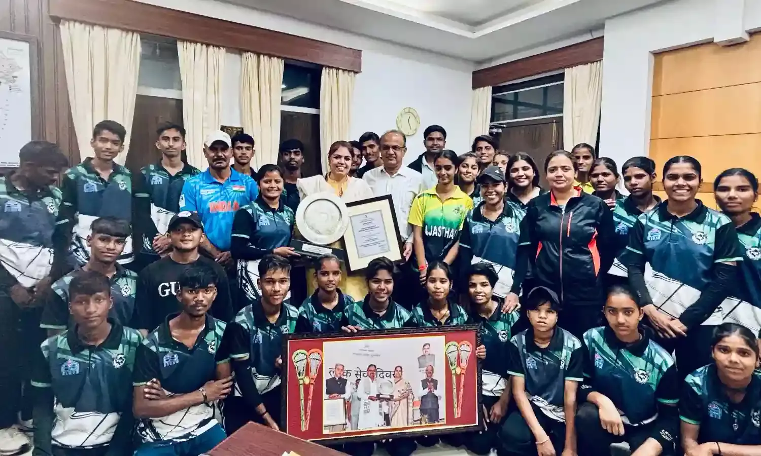 मुख्यमंत्री उत्कृष्टता अवार्ड से सम्मानित संभागीय आयुक्त का लेक्रोज खिलाड़ियों ने किया स्वागत मुख्यमंत्री उत्कृष्टता अवार्ड से सम्मानित संभागीय आयुक्त का लेक्रोज खिलाड़ियों ने किया स्वागत