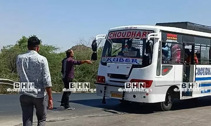 तपती दोपहरी में मासूम छात्रा, वृद्ध जनों को उतारा गांव से बाहर, बस निकली बाईपास से