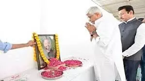मंत्री शेखावत ने नीरज उधवानी को दी श्रद्धांजलि मंत्री शेखावत ने नीरज उधवानी को दी श्रद्धांजलि